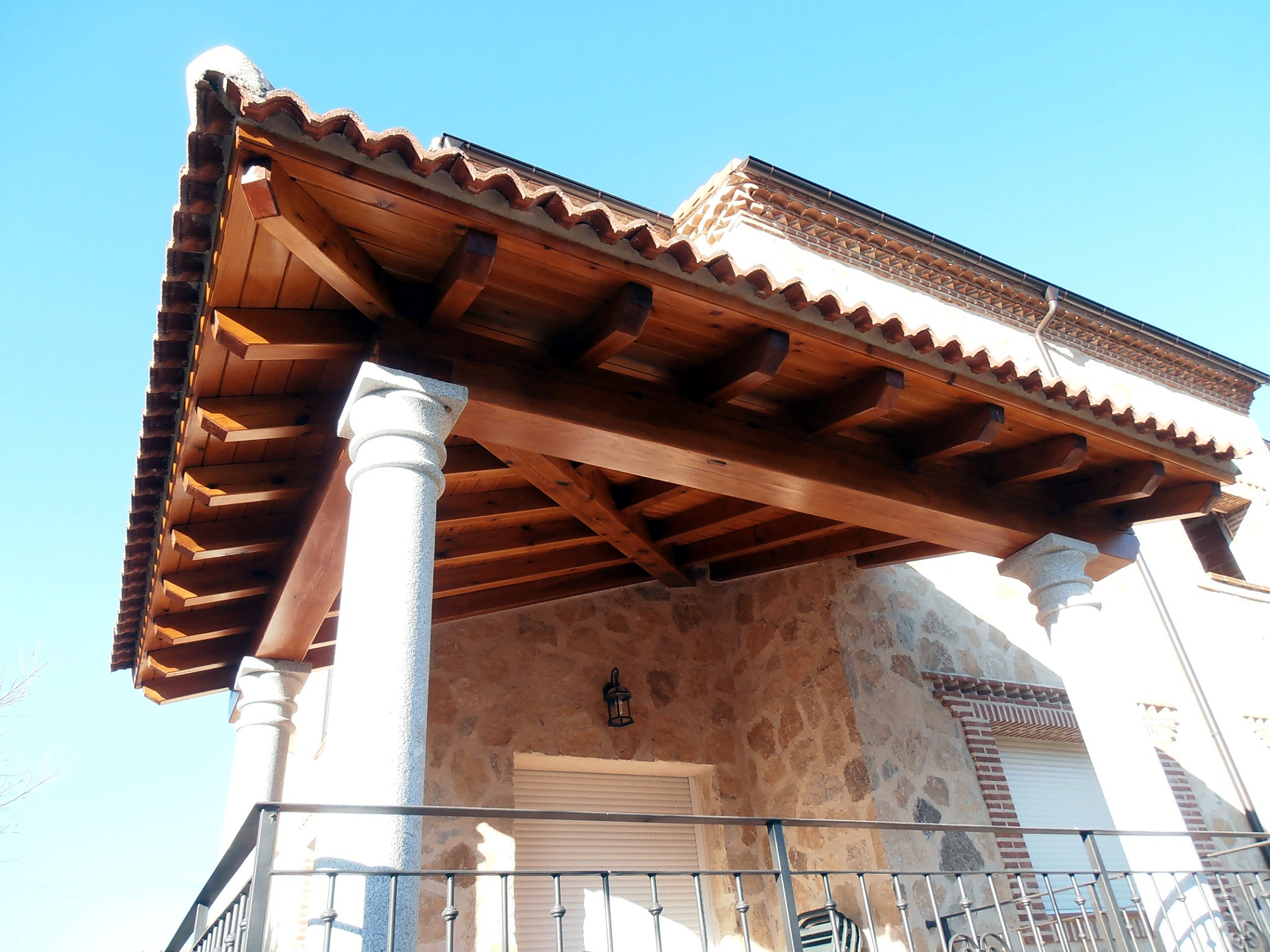 Porche con tejado de madera y teja realizada por Obras Jesús Pérez