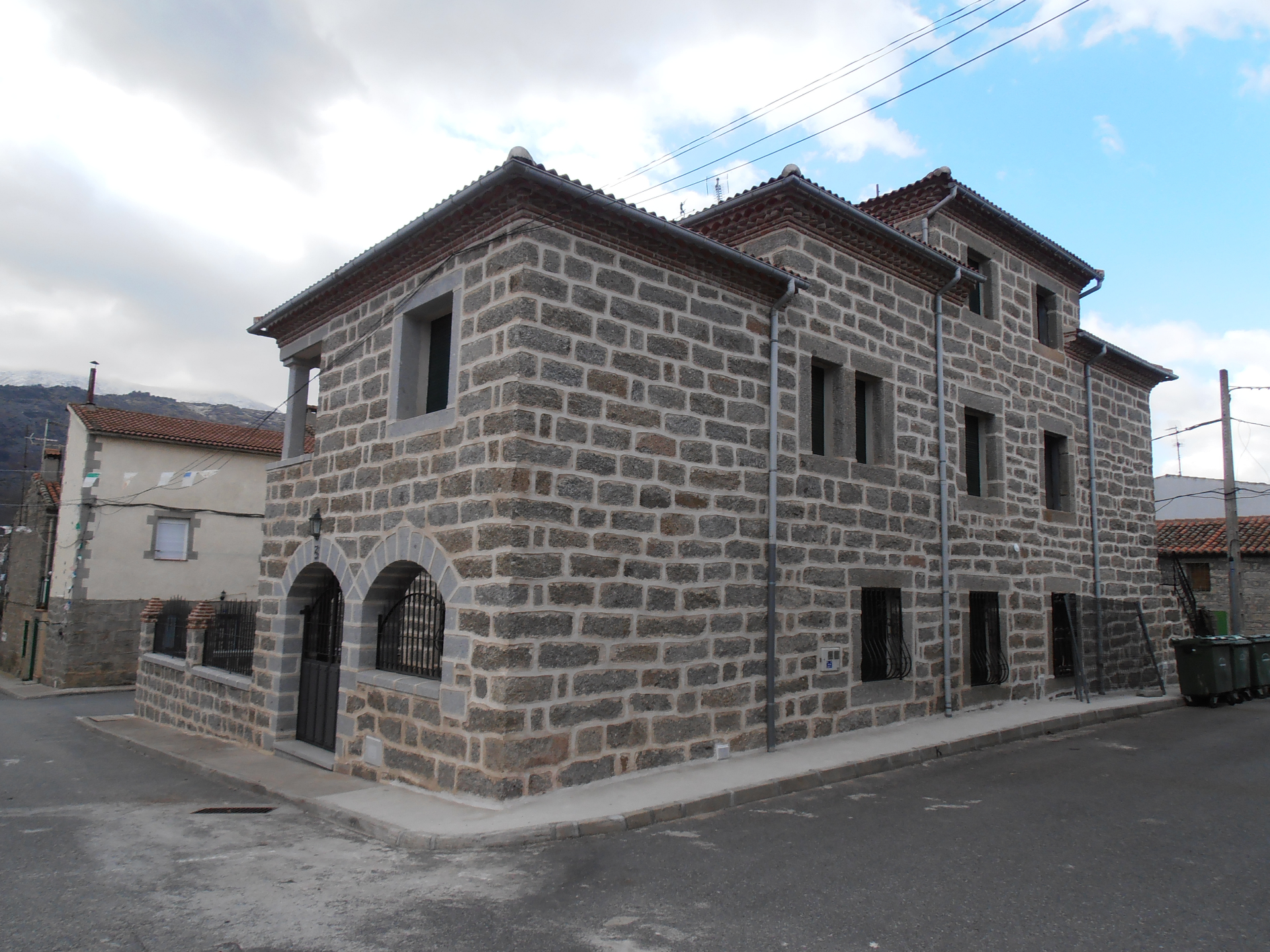 Casa de piedra con tejado a dos aguas y arcos construida por Obras Jesús Pérez