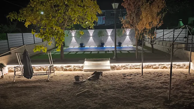 Patio nocturno con iluminación realizado por Obras Jesús Pérez