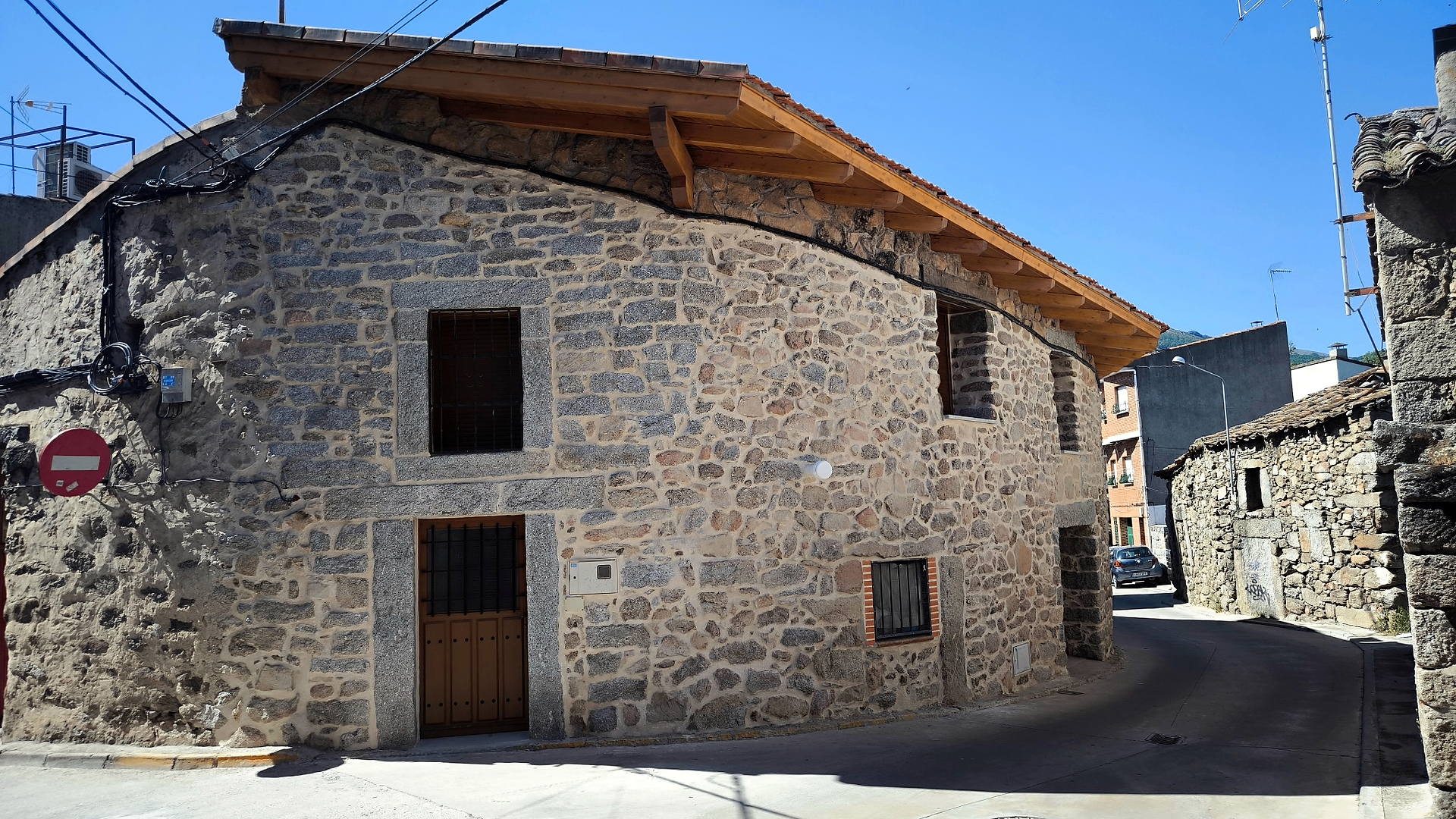 Rehabilitación de fachada de piedra con tejado de madera por Obras Jesús Pérez