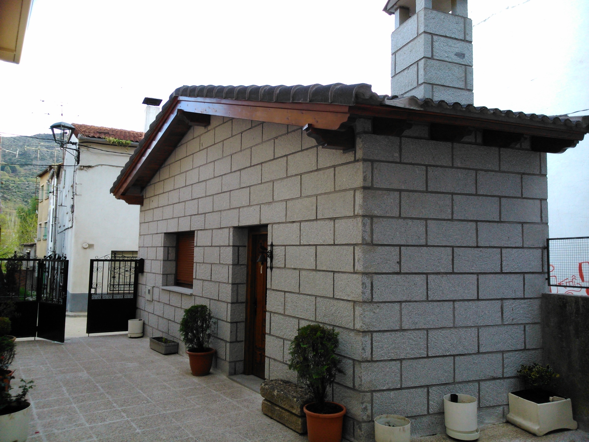 Caseta de bloque de piedra con tejado y chimenea realizada por Obras Jesús Pérez