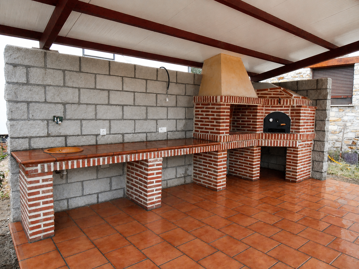 Cocina exterior con barbacoa y horno de obra realizada por Obras Jesús Pérez