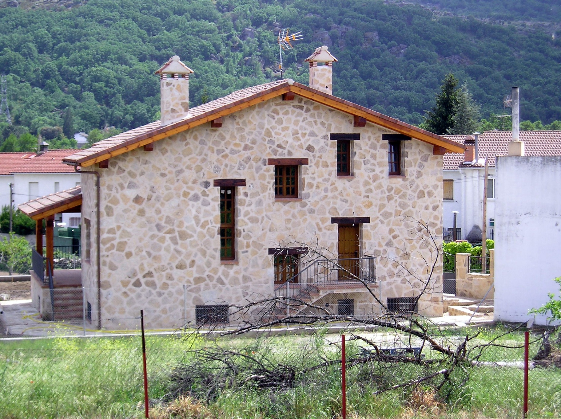 Casa de piedra con tejado a dos aguas construida por Obras Jesús Pérez