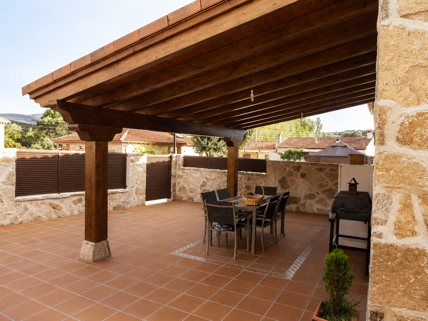 Porche de madera con terraza realizado por Obras Jesús Pérez